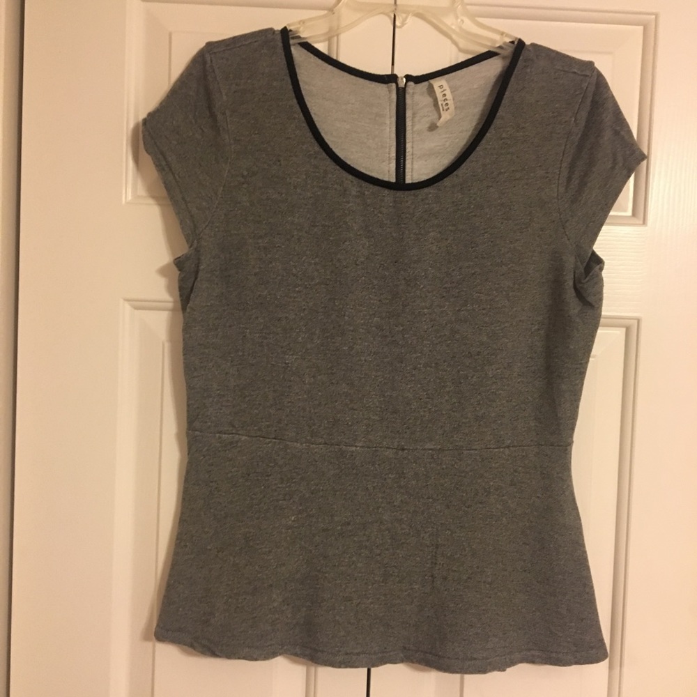 KENSIE Gray Peplum Top